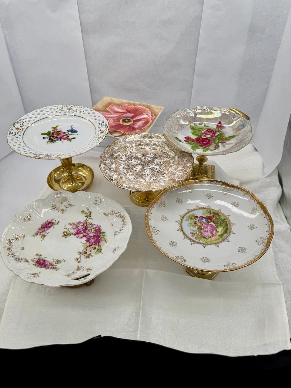 Charming by Design: Vintage Plate Stands with a Story to Tell